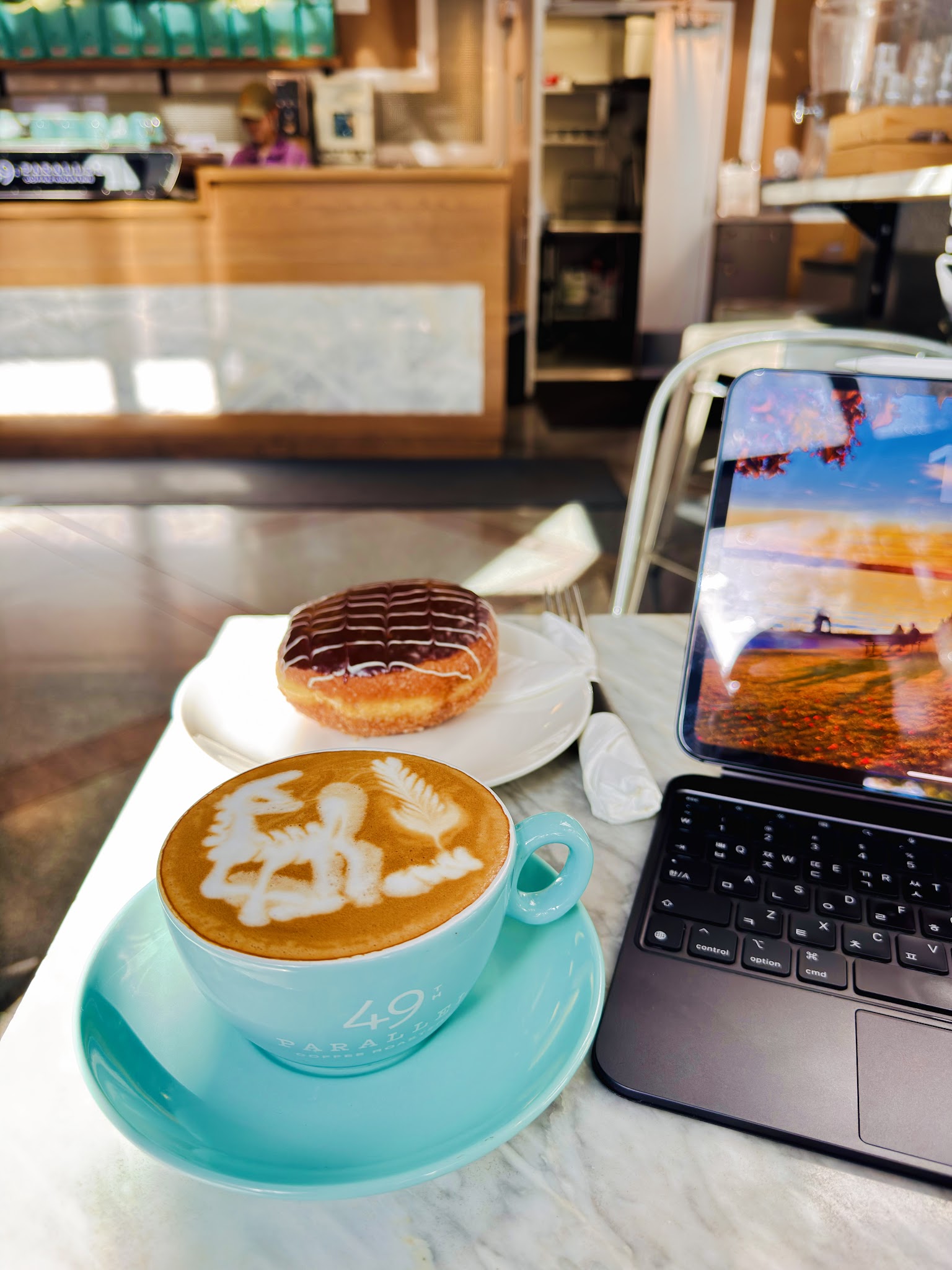 49th Parallel Café & Lucky's Doughnuts - Thurlow