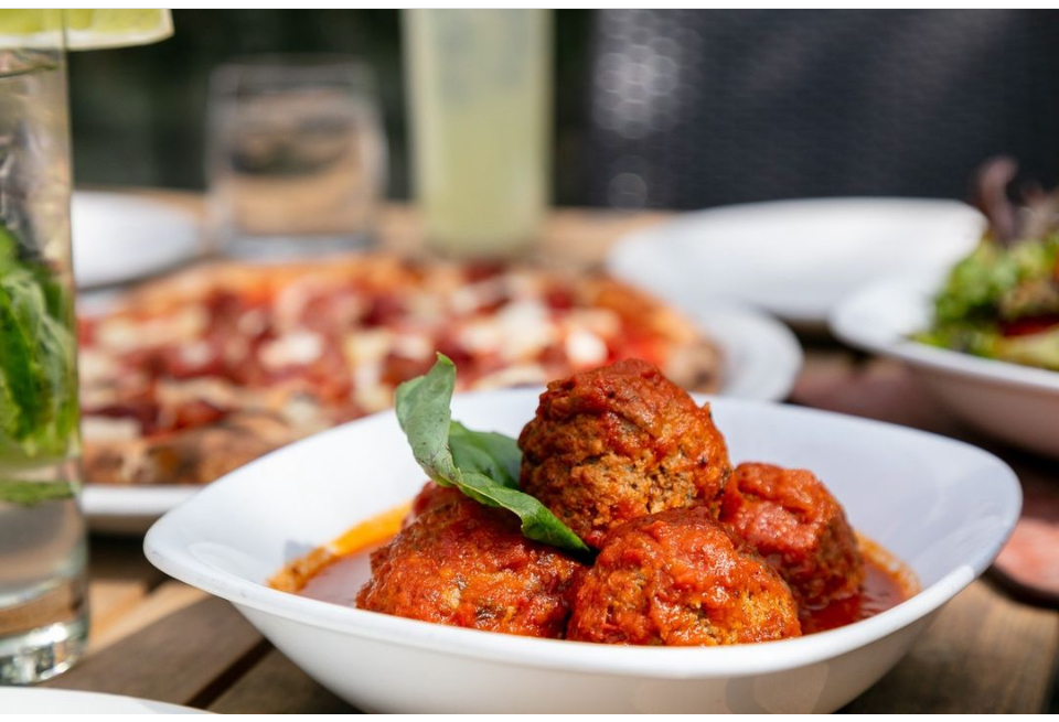 Famoso Italian Pizzeria - Commercial Drive