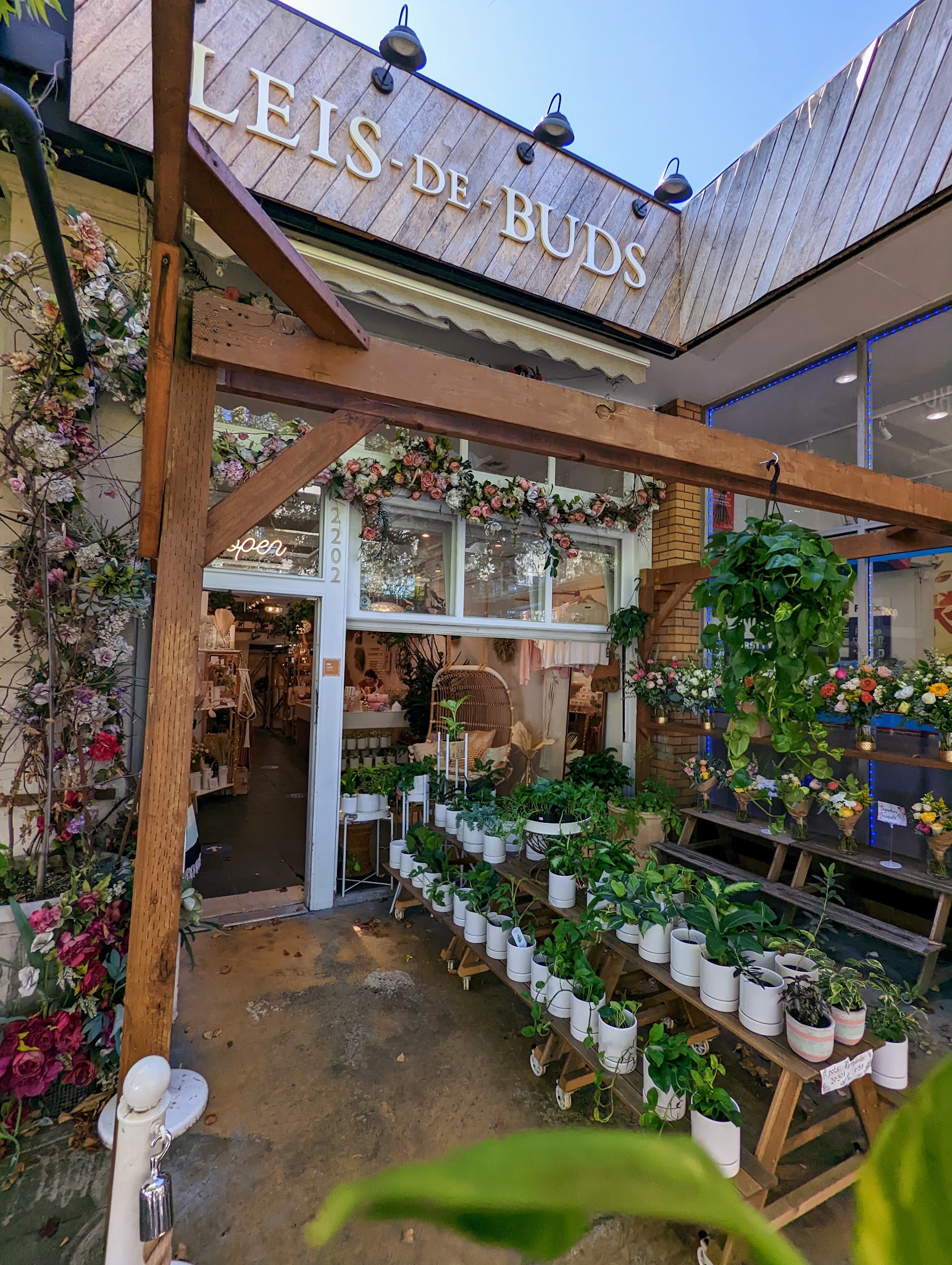 Leis de Buds Vancouver Florist I Flower Delivery I Event Space