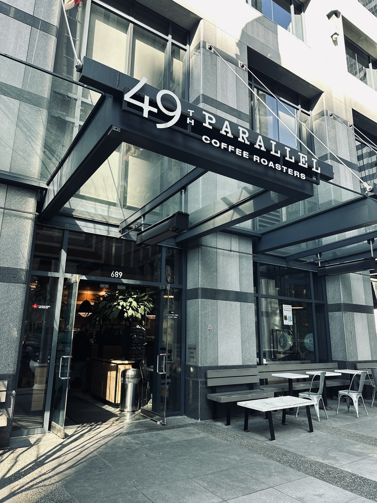 49th Parallel Café & Lucky's Doughnuts - Thurlow