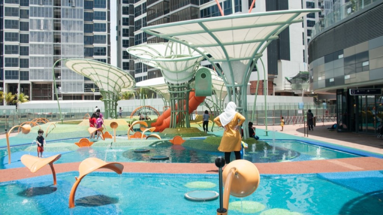 Happy Park @ Waterway Point – Rooftop Water playground with Slides!