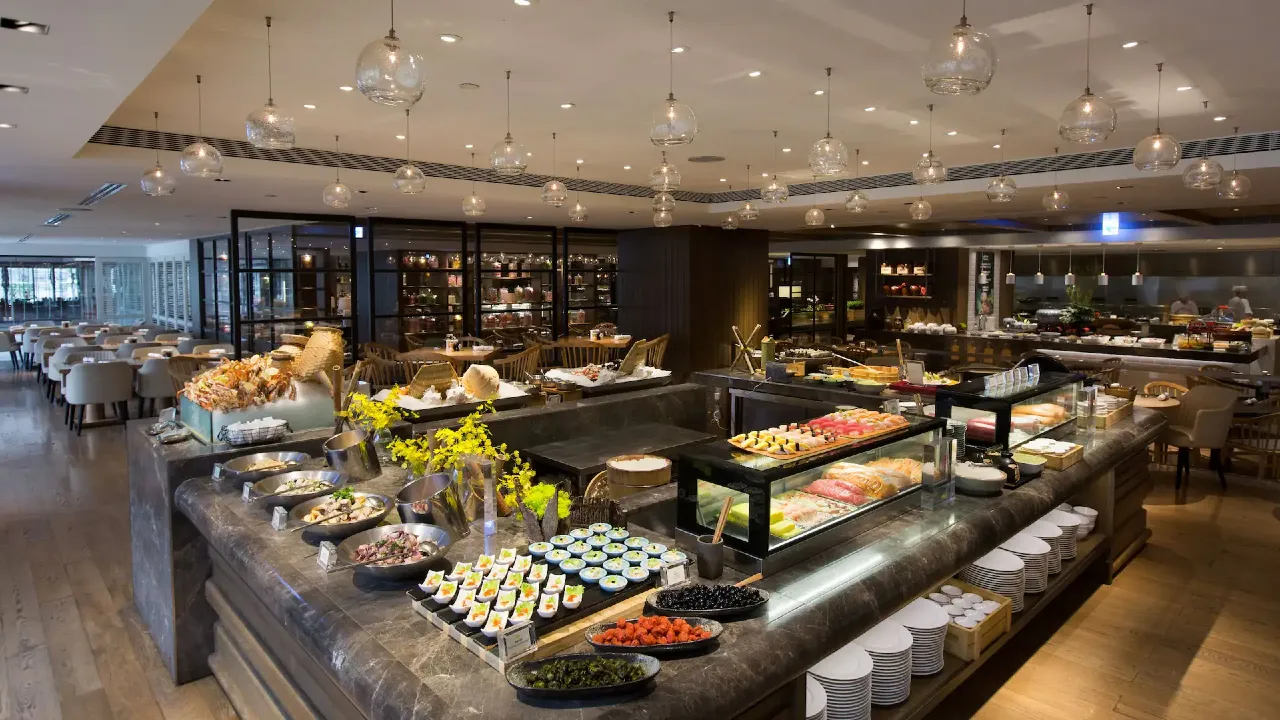 Luxury Hotel Buffet for Under $15 – How to Pack Gourmet Hyatt Food with Treatsure
