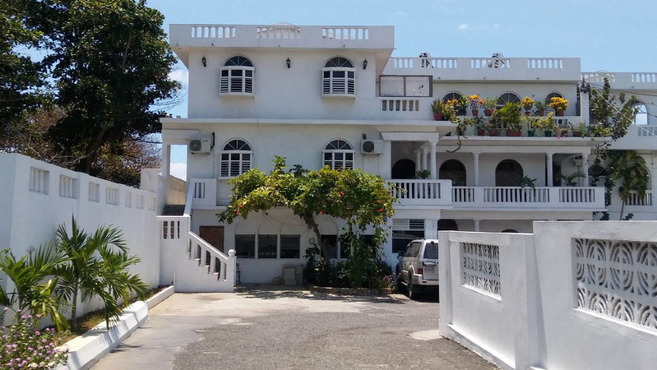 Callies Beach House - Portmore, Jamaica
