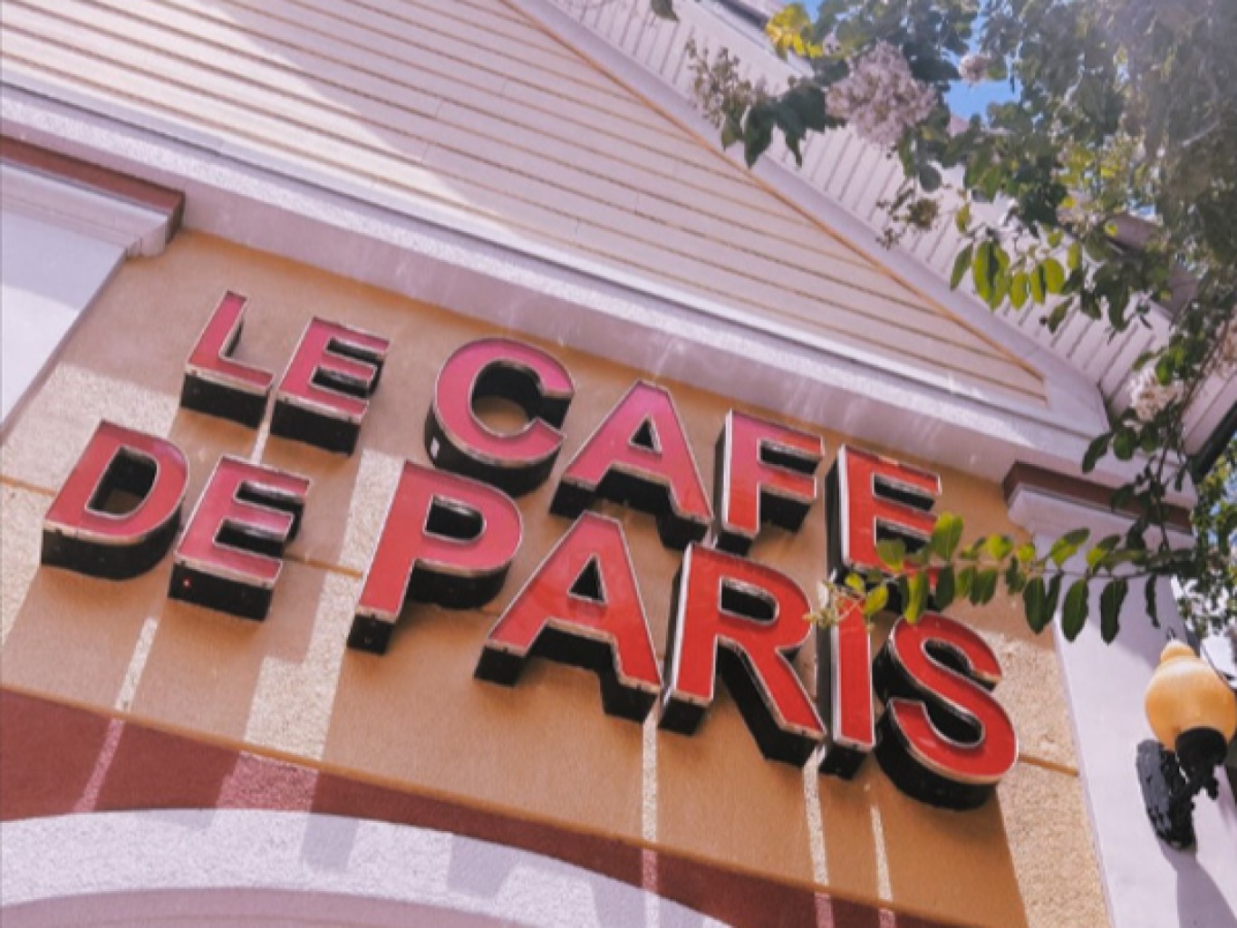 Le Cafe De Paris