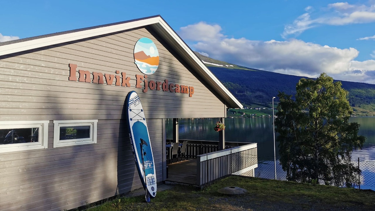 Innvik Fjordcamp – Camping und Hüttenvermietung