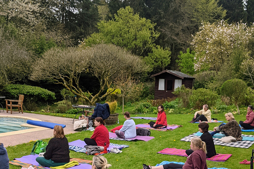 4-tägiges regeneratives Yoga-Retreat für Frauen ab 40 in Devon, Großbritannien