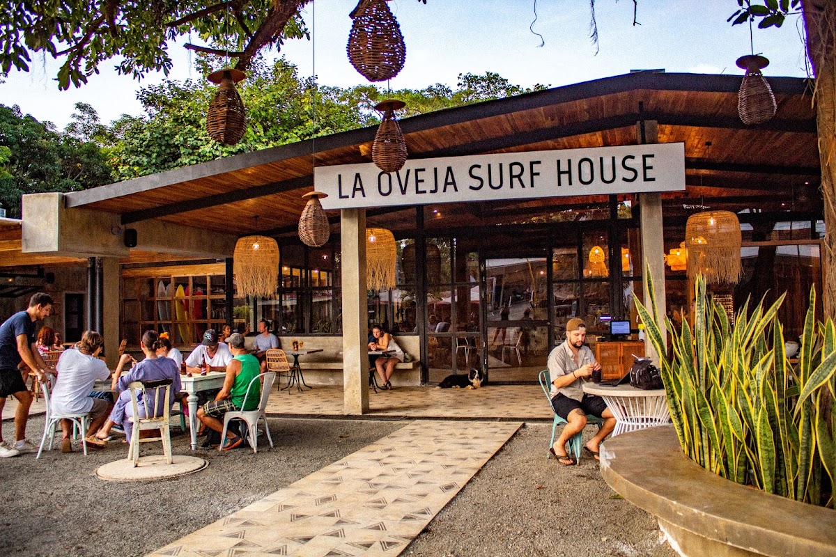 La Oveja Negra Surf Camp & Hostel
