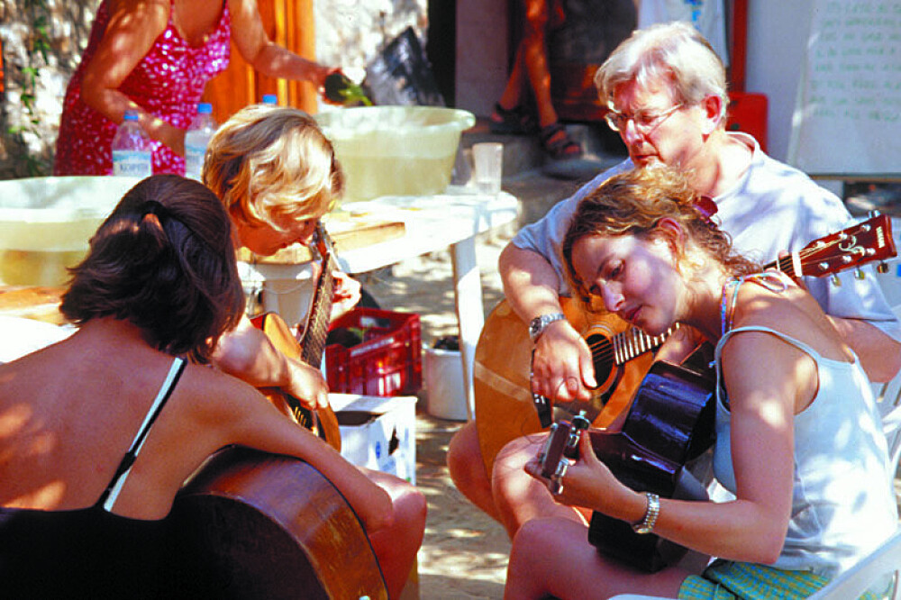 14-tägiges Retreat in Griechenland: Singen, Schreiben, Mosaik, SUP-Yoga