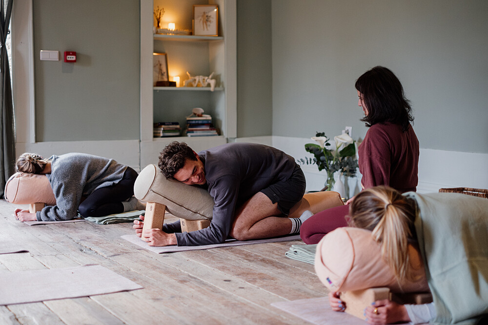 Formation de professeur de yoga restauratif de 8 jours (50 heures) au Portugal